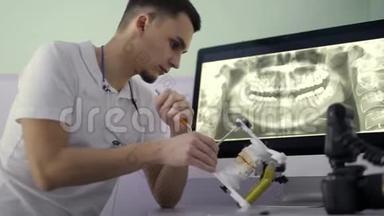 牙医正在检查他<strong>柜子</strong>里的吉普赛牙齿模型